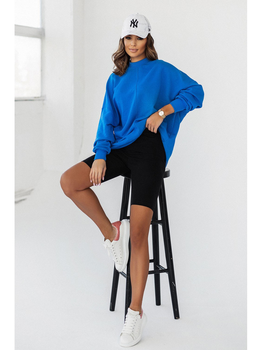 Niebieska bluza simple ze stójką i przeszyciami
